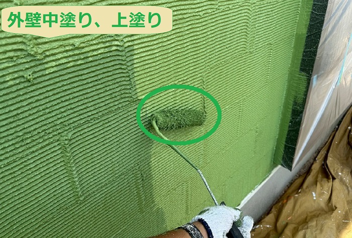 外壁の上塗り中塗り
