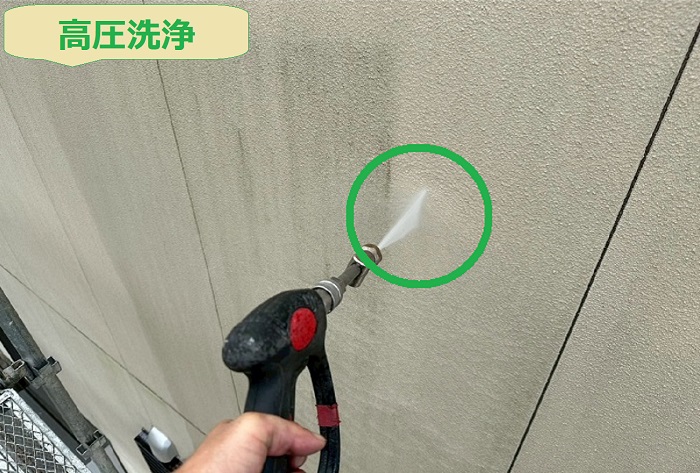 神戸市北区で外壁リフォームとして日本ペイントを使用する現場で高圧洗浄
