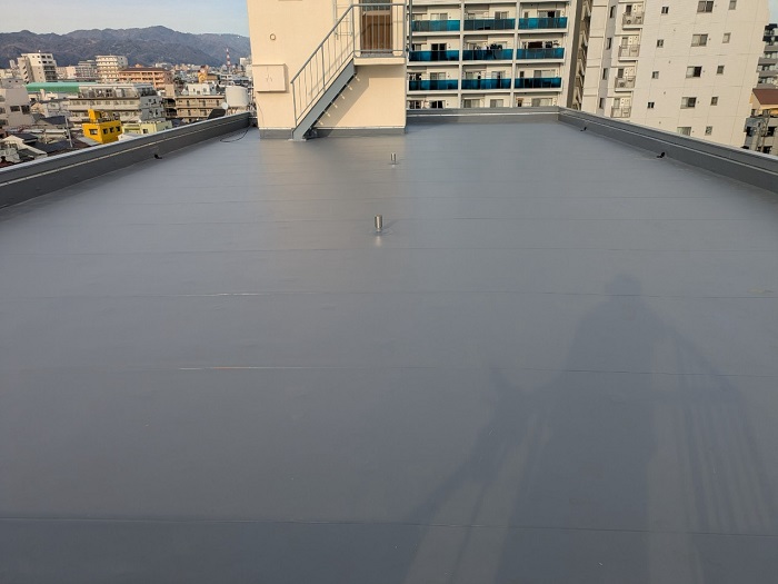 神戸市長田区で田島ビュートップU１５を使用して雨漏りを解消する為、屋上防水工事を行った後の様子