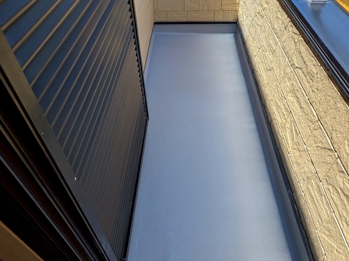 神戸市垂水区で雨漏りで腐食したベランダ床のＦＲＰ防水を改修した後の様子