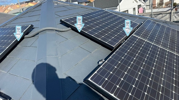 明石市で２階誰戸建ての屋根上太陽光パネルへの鳥よけ対策工事を行う現場の施工前