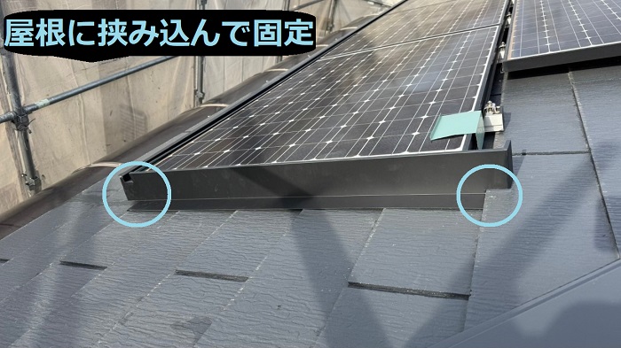 明石市で２階誰戸建ての屋根上太陽光パネルへの鳥よけ対策工事を行う現場で板金を屋根に挟み込んで固定