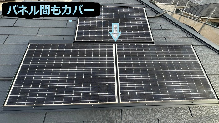 明石市で２階誰戸建ての屋根上太陽光パネルへの鳥よけ対策工事を行う現場でパネル間をカバー