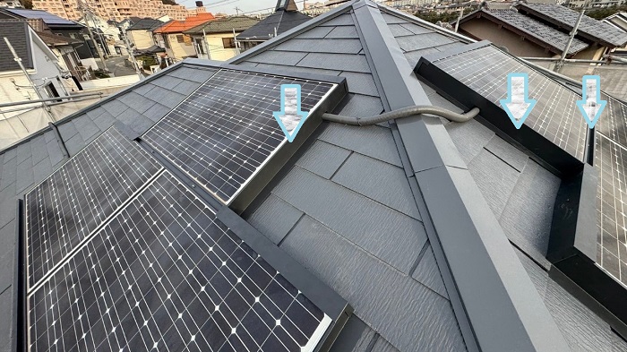 明石市で２階誰戸建ての屋根上太陽光パネルへの鳥よけ対策工事を行う現場の施工後