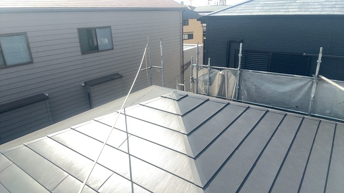 尼崎市で2階建て寄棟のコロニアル屋根へ金属屋根でカバー工事した後の様子