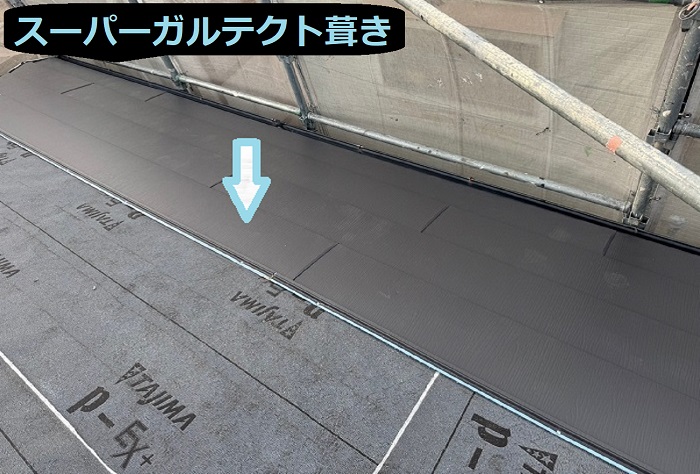 尼崎市で屋根面積５０平米の寄棟　差し棟仕様の屋根重ね葺きを行う現場でスーパーガルテクト葺き