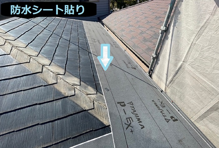 尼崎市で屋根面積５０平米の寄棟　差し棟仕様の屋根重ね葺きを行う現場で防水シート貼り