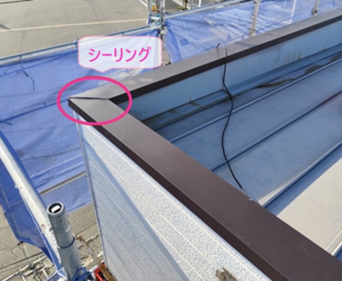 錆びた金属笠木の交換で笠木のジョイント部分にシーリングをしている様子