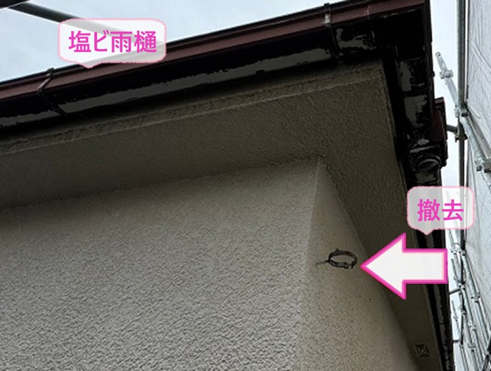 経年劣化した雨どいの交換で既存の塩ビ雨樋と竪樋を撤去している様子