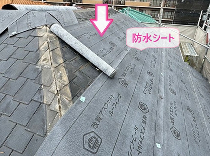 カラーベスト屋根の重ね葺きで防水シートを貼っている様子
