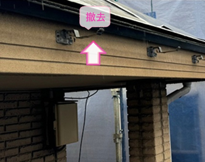 雹で壊れた雨どいの取り替えで既存の樹脂製雨樋を撤去している様子