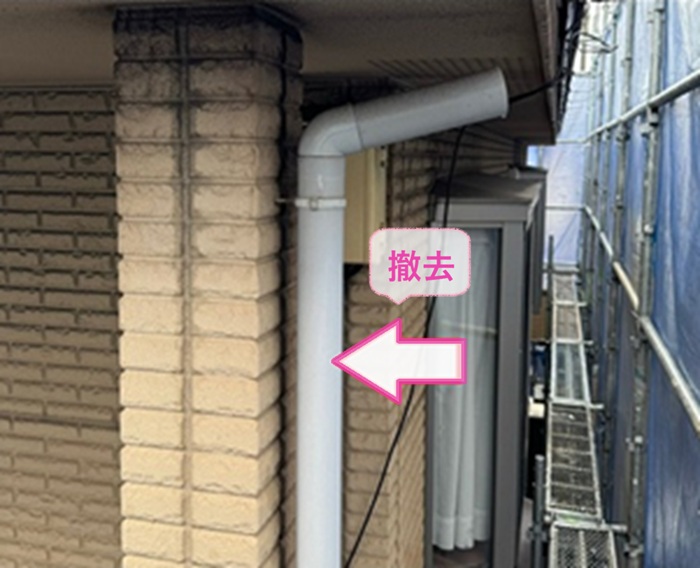 雹で壊れた樹脂製雨どいの交換で既存の竪樋を撤去している様子