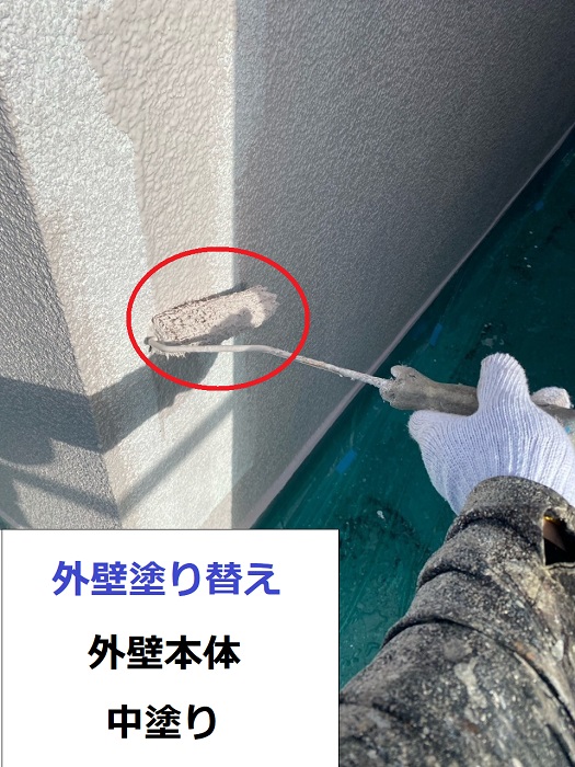 三木市でお勧めの塗料ラジカル制御で外壁塗り替え 中塗り