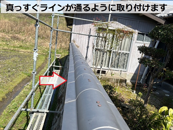 擁壁の笠木瓦を取り付けている様子