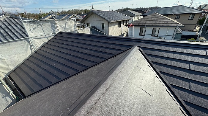 三木市でＳＧＬ鋼板屋根材を用いた屋根カバー工事を行った後の様子
