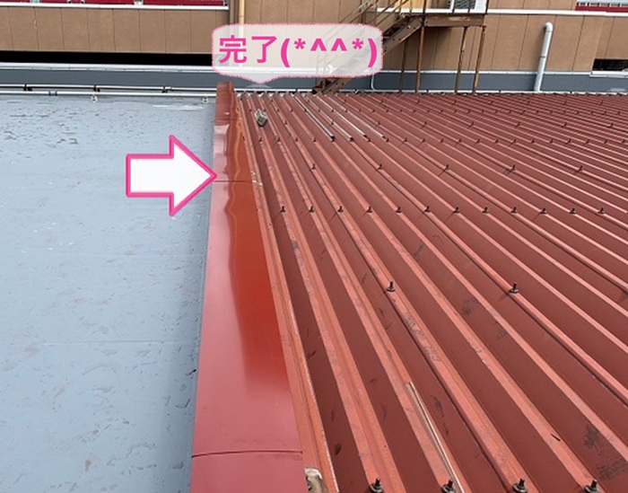 神戸市西区でテナントビルの陸屋根金属改修で腐食した笠木の更新が完了した現場の様子