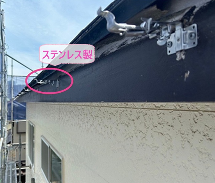 雨どい交換でステンレス製の固定金具を取り付けている様子