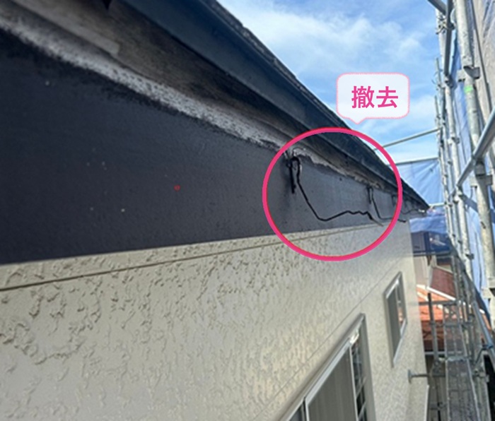 雨どい交換で既存の雨樋と固定金具を撤去している様子