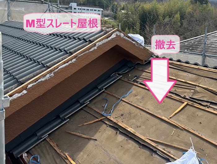 M型屋根の全面リニューアルで既存の屋根材を撤去している様子
