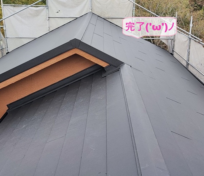 西宮市でM型屋根を金属屋根で全面リニューアルが完了した現場の様子