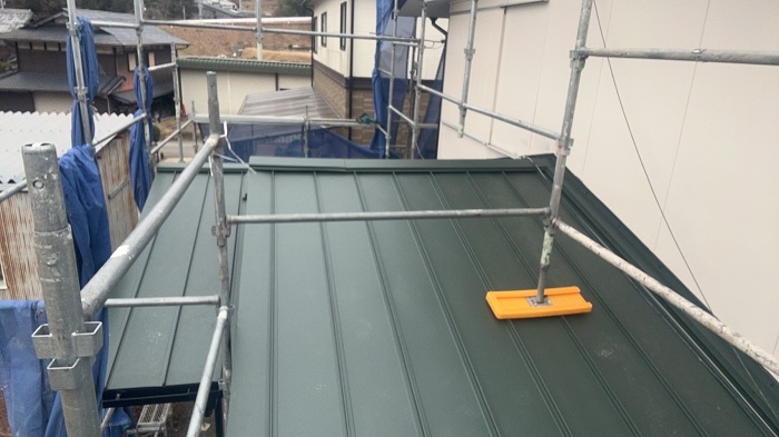 神戸市東灘区で金属屋根の立平を用いて緩傾斜な屋根に重ね葺き工事完了