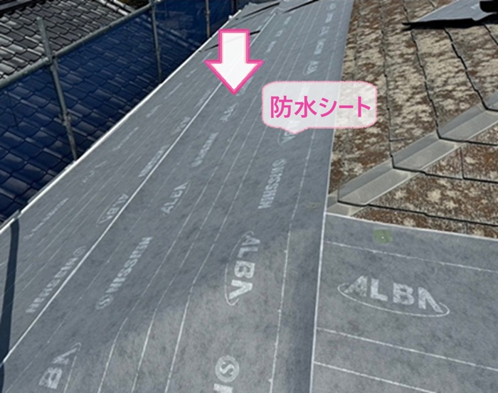 古い化粧スレートの重ね葺き工事で防水シートを貼っている様子