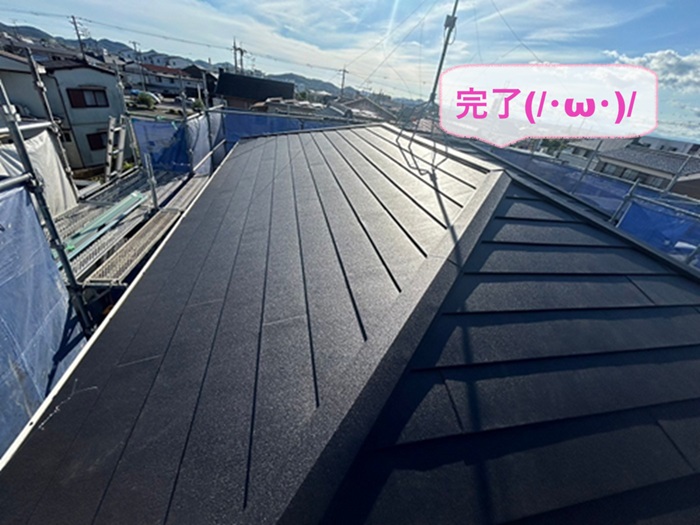 川西市で古い化粧スレートを断熱材一体型金属屋根で重ね葺きが完了した現場の様子
