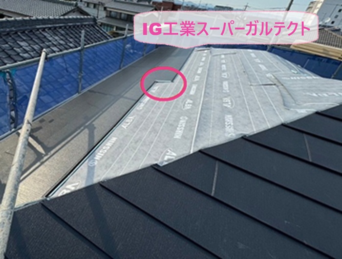 古い化粧スレートの重ね葺きで断熱材一体型のIG工業スーパーガルテクトを葺いている様子