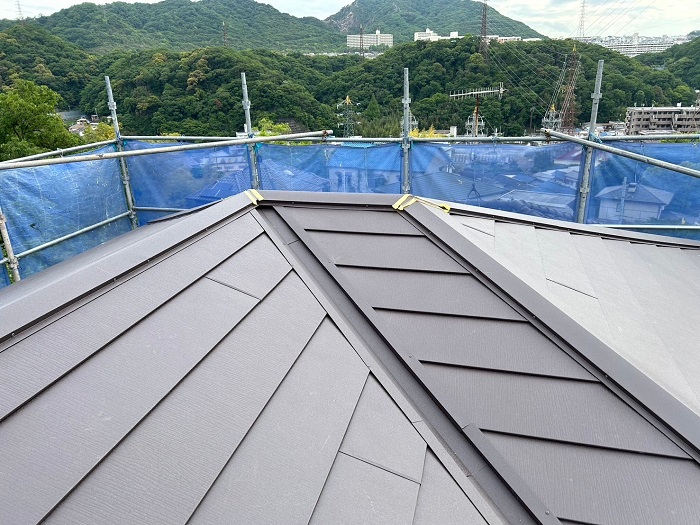 屋根葺き替え工事後の金属屋根