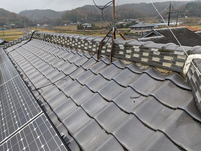 三田市で長さ２４ｍの棟瓦積み替えを行う現場の施工前