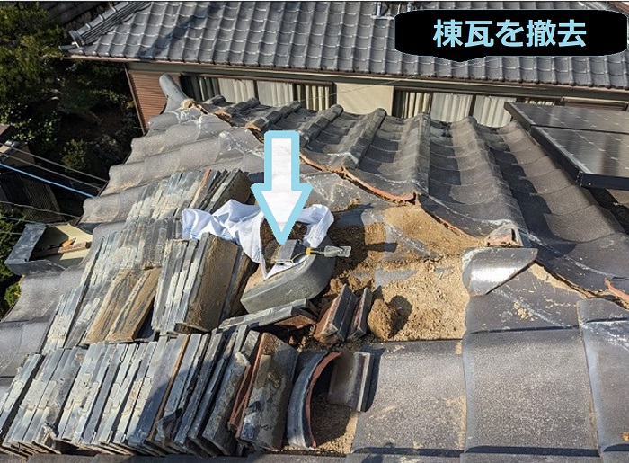 三田市で長さ２４ｍの棟瓦積み替えを行う現場で棟瓦撤去