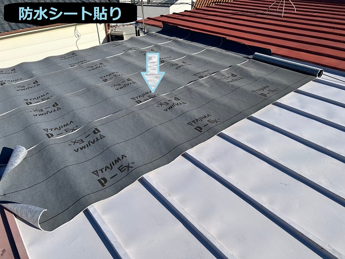 神戸市垂水区で屋根面積37㎡長屋の瓦棒屋根へカバー工事する現場で防水シート貼り