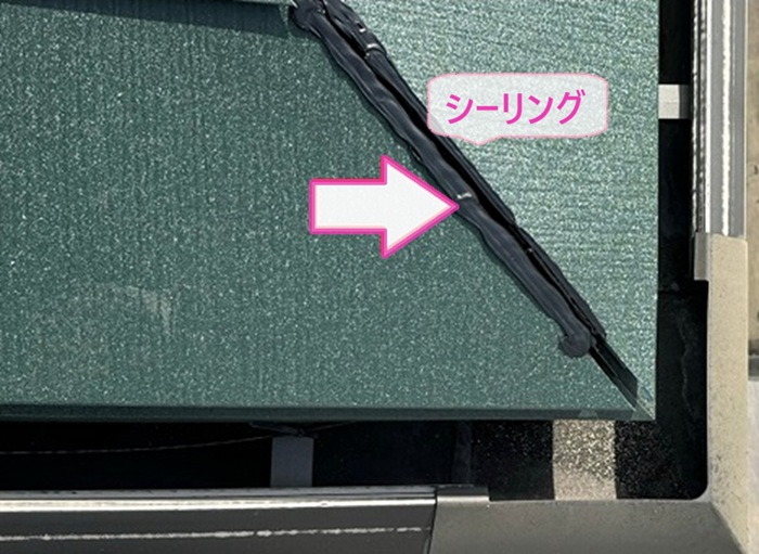 寄棟住宅の屋根重ね葺き工事で差し棟部分にシーリングを打設している様子