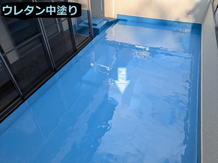 洲本市で防水工事としてウレタン防水密着工法と通気緩衝工法を行う現場でウレタン中塗り