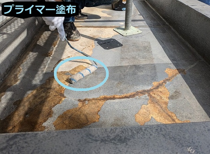 洲本市で防水工事としてウレタン防水密着工法と通気緩衝工法を行う現場でプライマー塗布