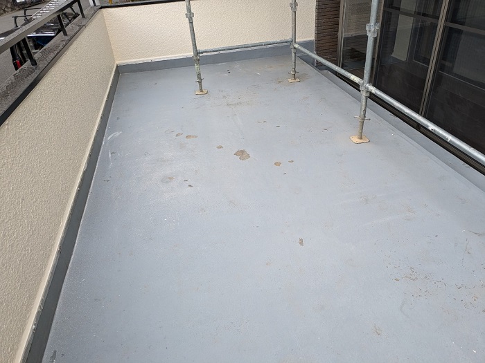 洲本市でコンクリート土間にウレタン防水通気緩衝工法を行う前の様子