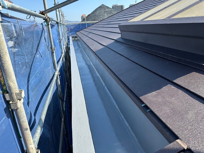 洲本市で屋根上の側溝の雨漏り修理で防水工事としてウレタン防水密着工法を行った後の様子