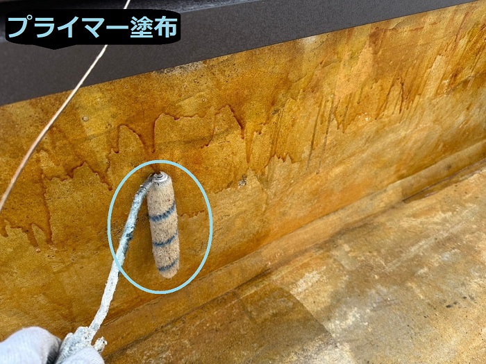 洲本市でＲＣ造戸建ての2階部分の谷樋にウレタン防水密着工法する現場でプライマー塗布