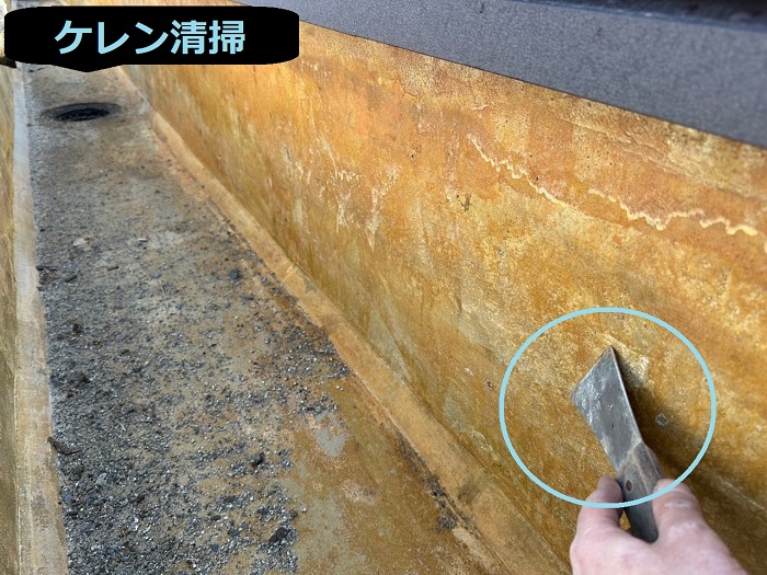 洲本市でＲＣ造戸建ての2階部分の谷樋にウレタン防水密着工法する現場でケレン清掃