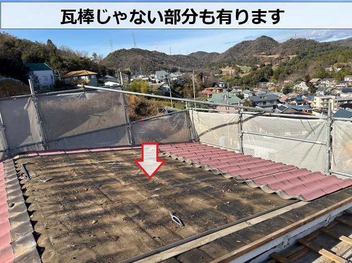 宝塚市の葺き替え工事でセキスイ瓦を撤去している様子