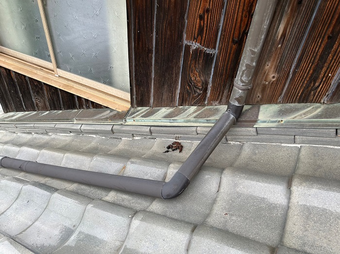 たつの市で水漏れしている雨樋を部分修理する現場の様子