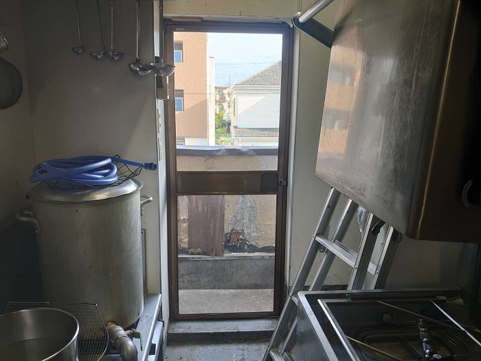 宝塚市で貸店舗の勝手口引き戸に虫除け対策で網戸を取り付けた後の様子