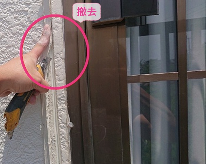 外壁クラック補修で勝手口まわりのシーリングも撤去している様子