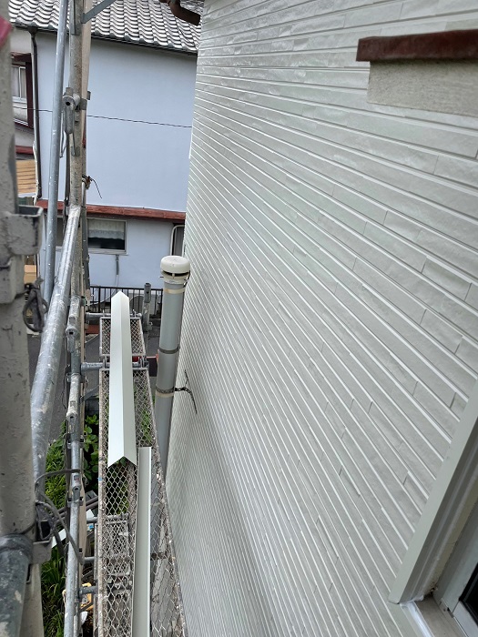 外壁修理で金属サイディングを貼り終えた様子