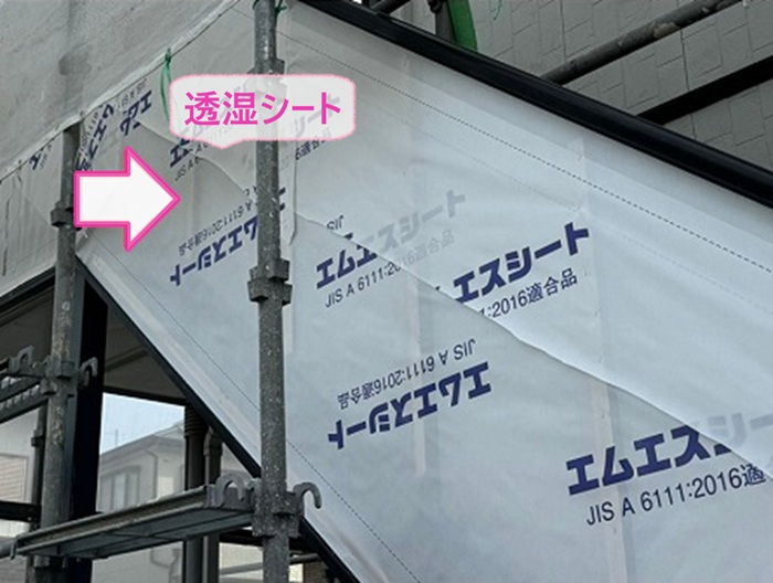 賃貸住宅の外装ボード補修で透湿シートを貼っている様子