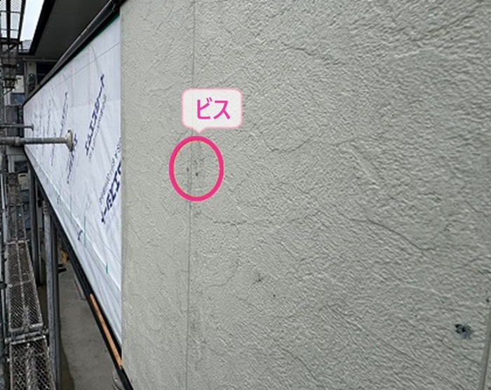 賃貸住宅の外装ボード補修で無塗装サイディングをビスで固定している様子