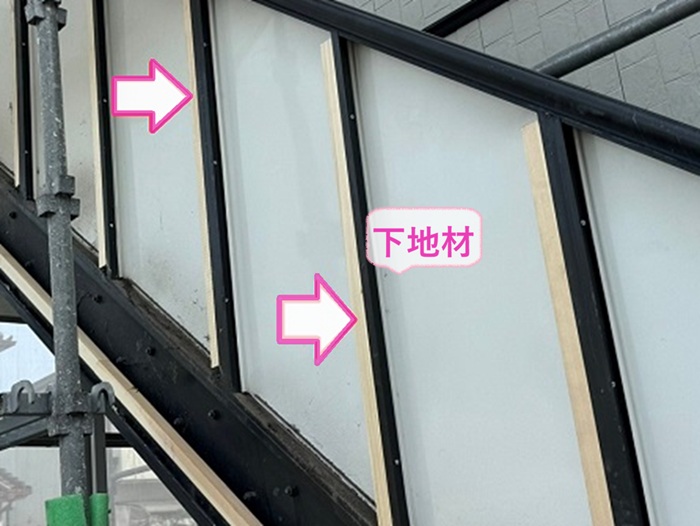 賃貸住宅の外装ボード補修で下地材を取り付けている様子