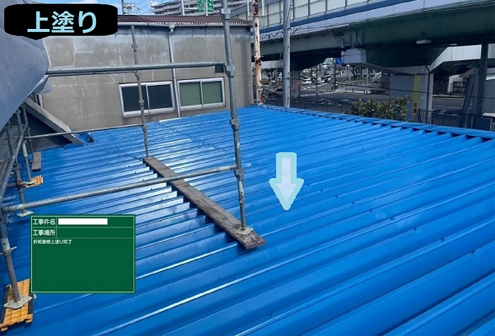 神戸市兵庫区で屋根面積180平米の庇、折板屋根を塗り替える現場で上塗り