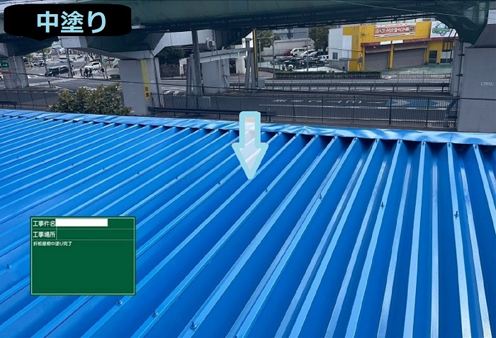 神戸市兵庫区で屋根面積180平米の庇、折板屋根を塗り替える現場で中塗り