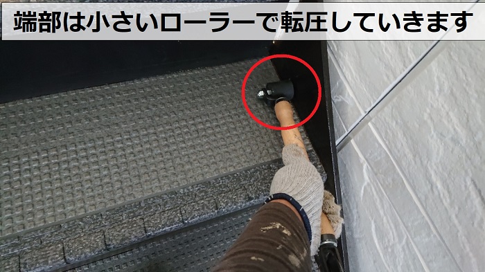 芦屋市の4階建てハイツでステップシートを転圧している様子